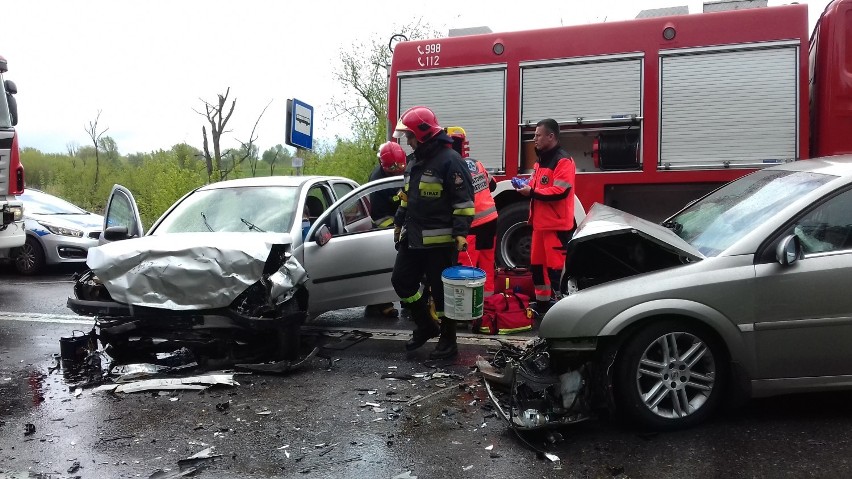 Wypadek między Puławami a Gołębiem. Zderzyły się dwa samochody osobowe