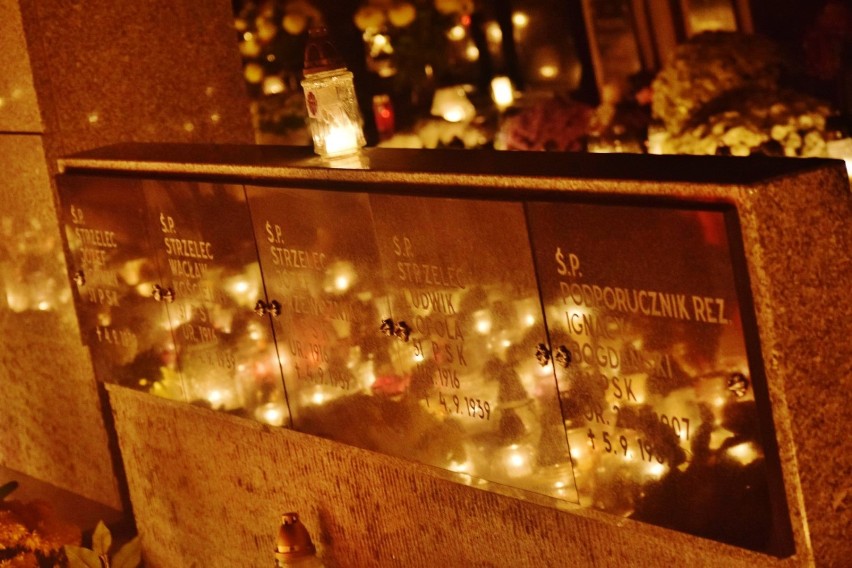 Wszystkich Świętych w Sieradzu 2018. Stary cmentarz nocą (zdjęcia)