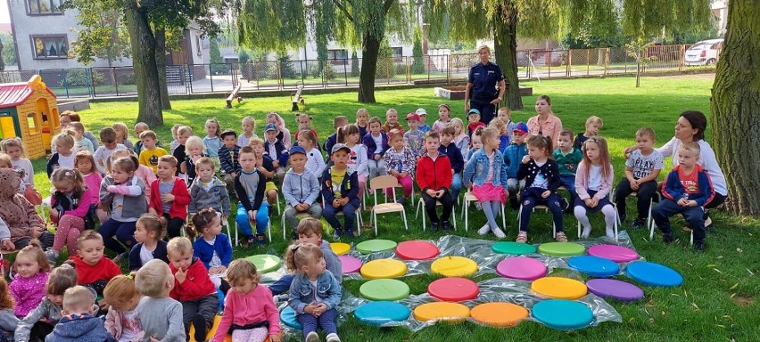 Policjanci z Konina regularnie odwiedzają okoliczne szkoły i...