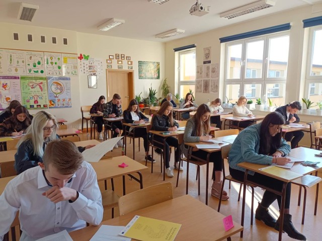 Zdjęcia z przebiegu egzaminu w Zespole Szkół numer 1 w Opatowie.