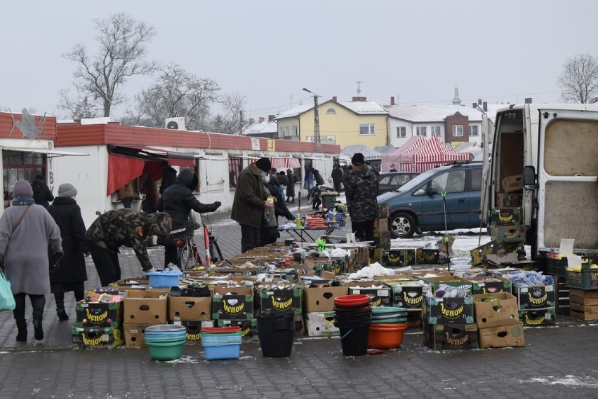 W dzień targowy na targowisku pojawiają się również...