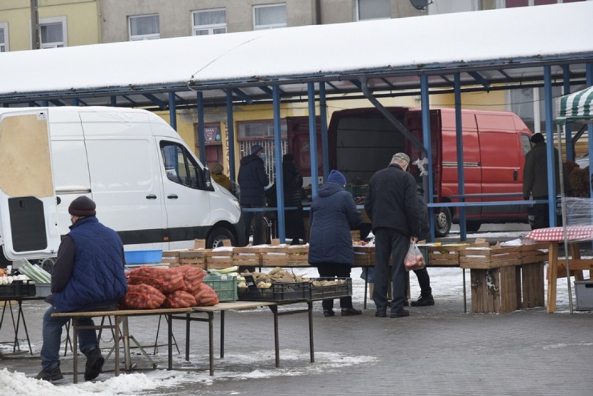 W dzień targowy na targowisku pojawiają się również...