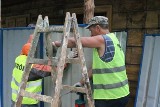 Firma remontowa przystąpiła do renowacji zabytkowego Dworku Modrzewiowego w Kutnie