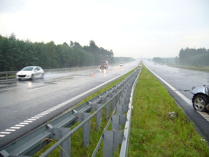 Wypadek A1 Żory: Mitsubshi wylądował na barierce ochronnej