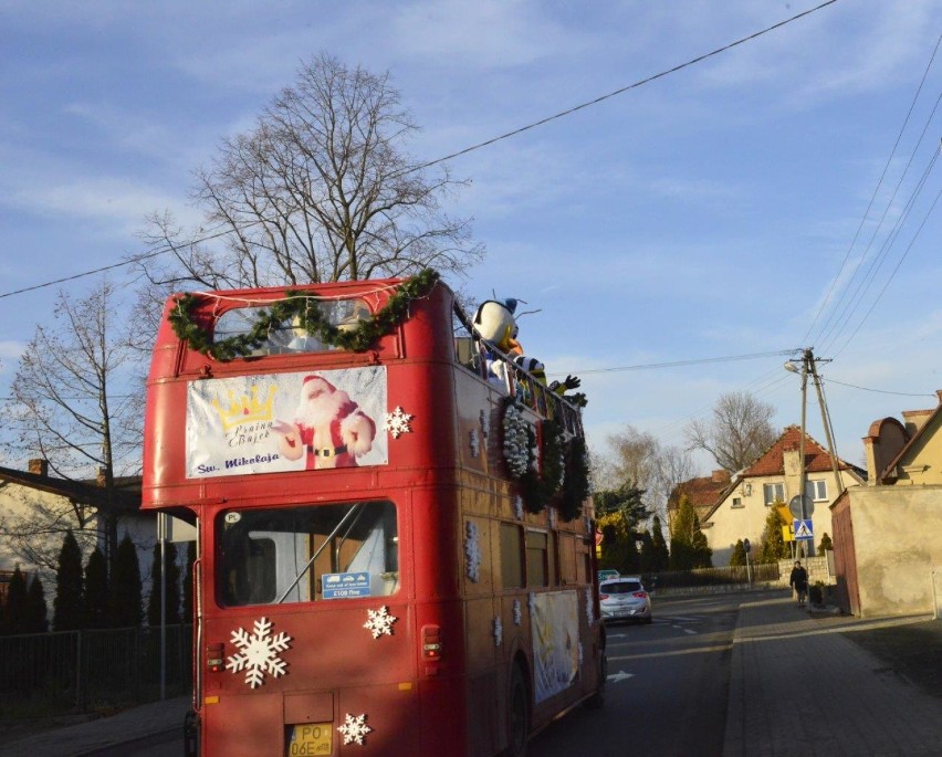 KOŚCIAN. Święty Mikołaj odwiedził Jerkę i Lubiń. Przejechał przez te miejscowości angielskim autobusem w towarzystwie postaci z bajek FOTO  
