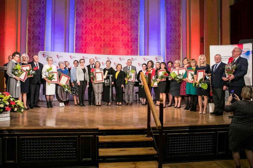 Grupowe zdjęcie laureatów konkurs Kujawsko-Pomorski Lider...