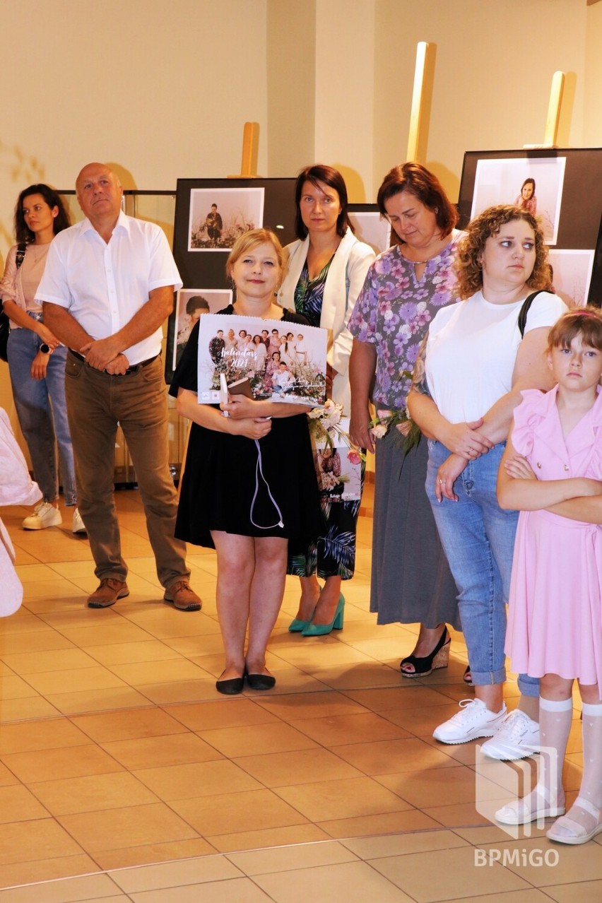 "Ten kalendarz ma wspierać kobiety" mówiła Natalia Szewczyk. Wernisaż fotograficzny Natalii Szewczyk i premiera kalendarza na 2024 rok