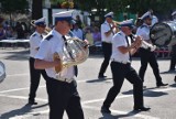 Paradna musztra orkiestr dętych na festiwalu w Margoninie. Drugi dzień imprezy i znowu upał. Na szczęście nie wystraszył słuchaczy