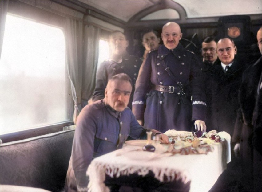 Józef Piłsudski w siedzi w wagonie kolejowym w towarzystwie...