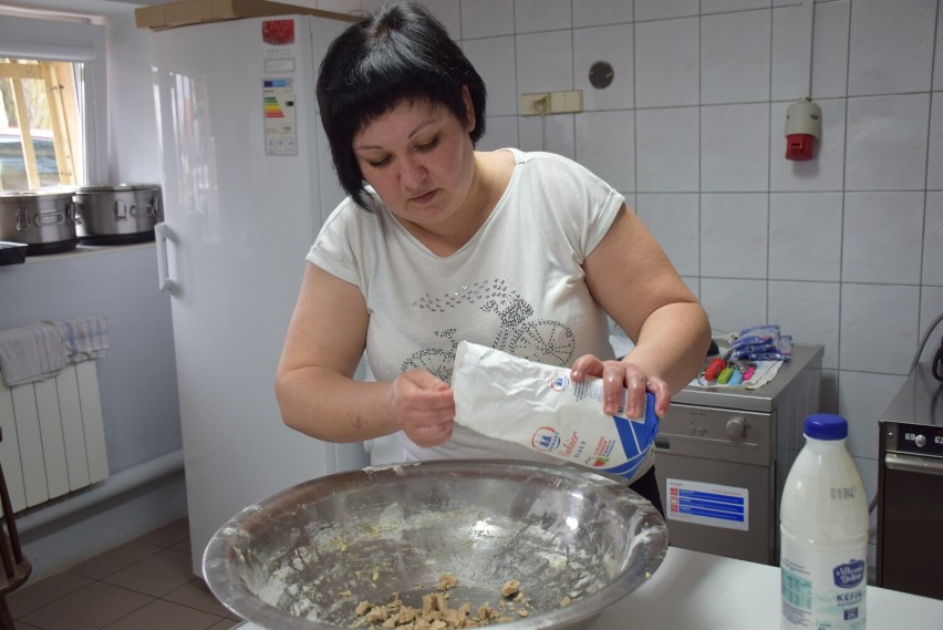 Warsztaty kulinarne w Rożnowie. Ukrainki uczyły rożnowianki gotować tradycyjne ukraińskie dania [ZDJĘCIA]