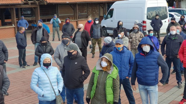 Sprzedawcy nie zgadzają się by dzielić ich na dwie grupy oraz rozszerzyć działanie targowiska z dwóch do sześciu dni w tygodniu.  - Tylko na tym stracimy- mówią.