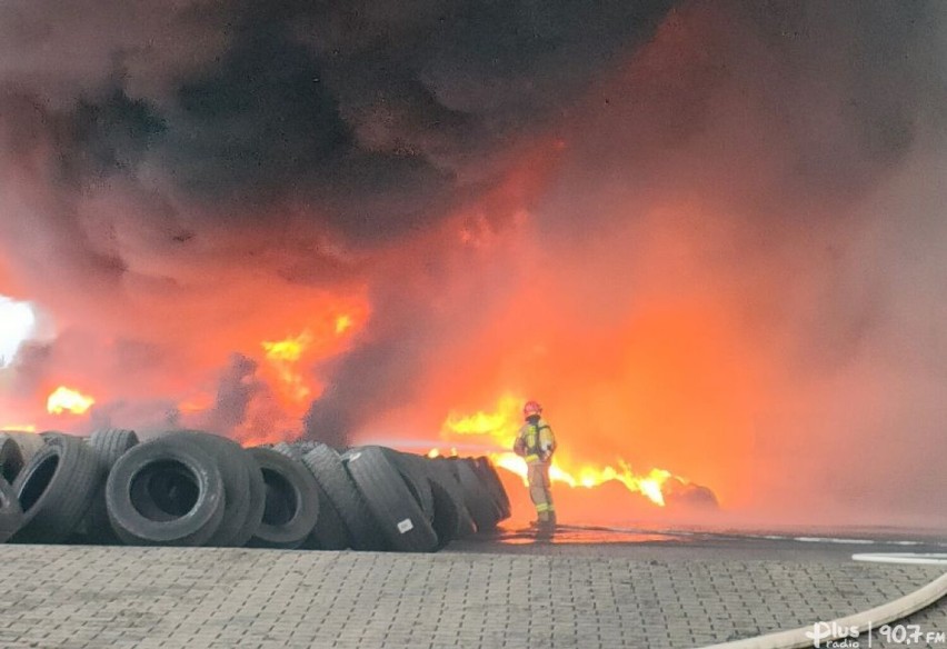 Pożar składowiska opon w gminie Sławno. Pożar gasi kilkanaście zastępów straży pożarnej [ZDJĘCIA]