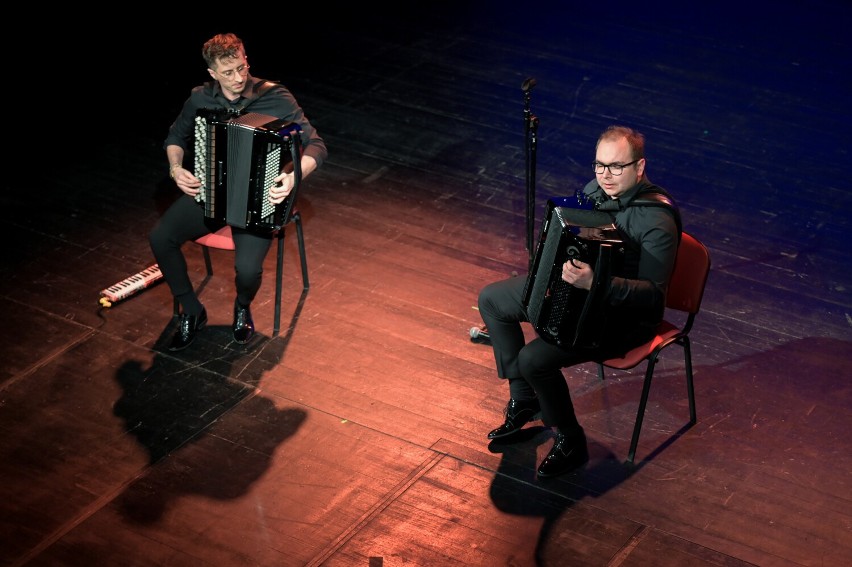 Akordeonowy duet Face2Face na scenie grudziądzkiego teatru. To był "Koncert niedzielny". Zobacz zdjęcia