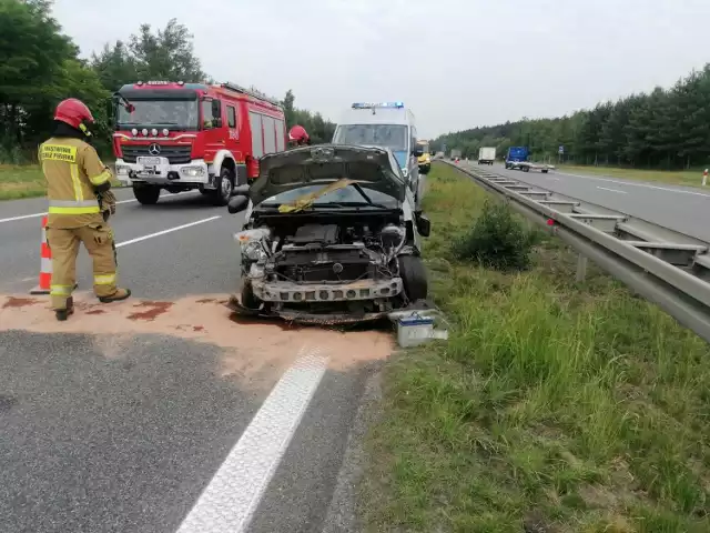 Wypadek na autostradzie A4. Osobowa toyota najechała na tył tira.