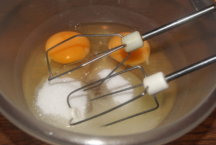 Jajka miksować z cukrem na puch ( tak ok. 10 minut) .