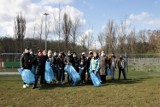 Sprzątanie Gniezna w Międzynarodowy Dzień Ziemi. Mieszkańcy uprzątnęli teren wokół "Łazienek"