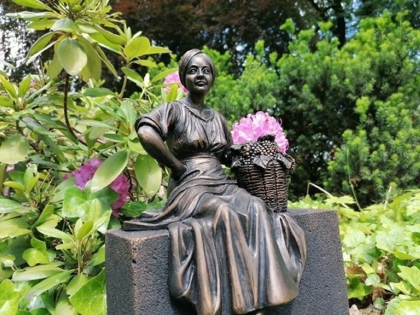 Rzeźbę Winiarki Emmy odtworzył artysta zielonogórski Artur...