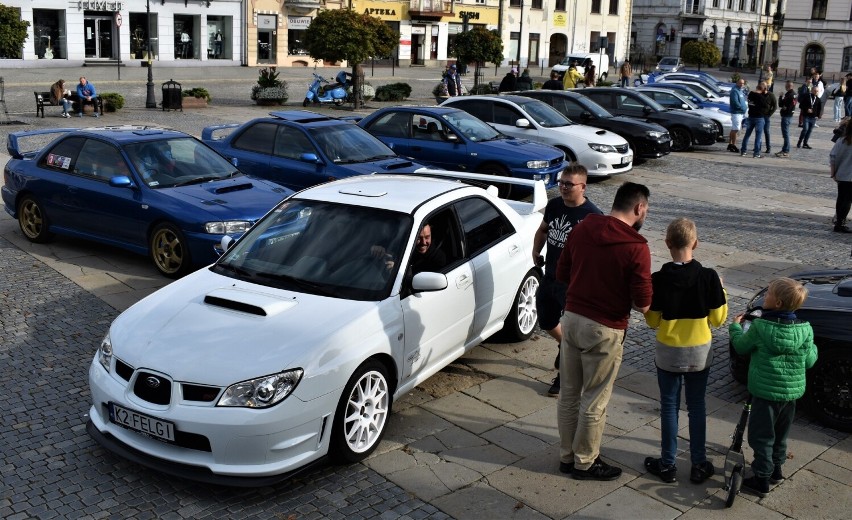 Nowy Sącz. Zakończenie sezonu z SubaruLifeStyle. Samochody "z świnką" wjechały na płytę sądeckiego rynku (zobacz zdjęcia)