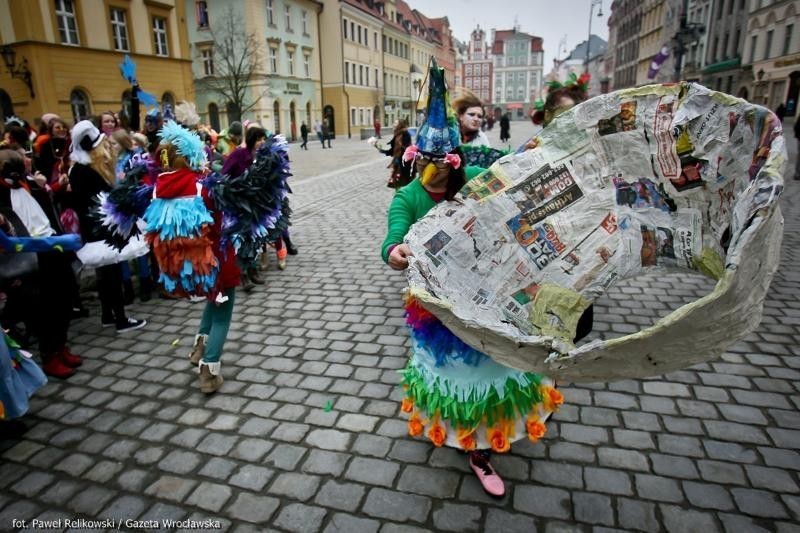 Pierwszy dzień wiosny we Wrocławiu: Kolorowe ptaki z &quot;plastyka&quot; na Rynku (ZDJĘCIA)