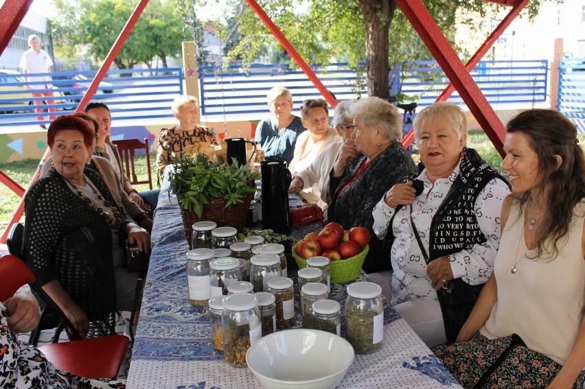 Na "Podwórku sąsiedzkim" przy ul. Polnej panie poznawały moc...