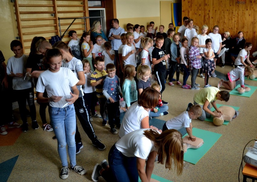 Uczniowie z Modrzewia bili rekord w prowadzeniu resuscytacji...
