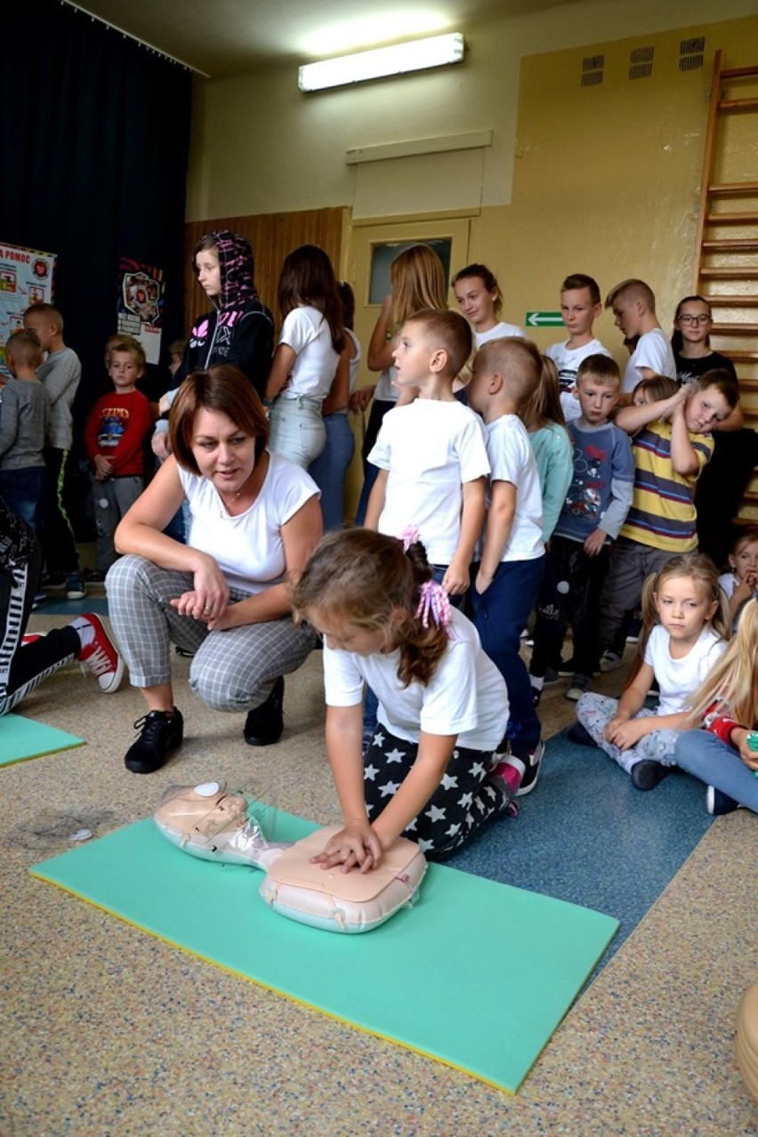 Uczniowie z Modrzewia bili rekord w prowadzeniu resuscytacji...