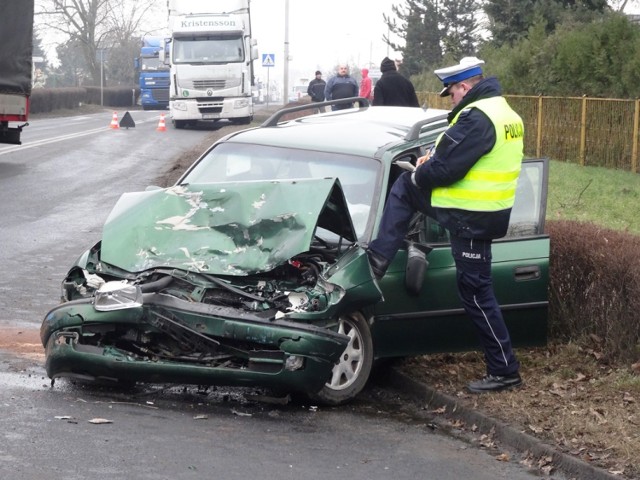 Wypadek w Jaraczewie: Osobówka zderzyła się z ciężarówką