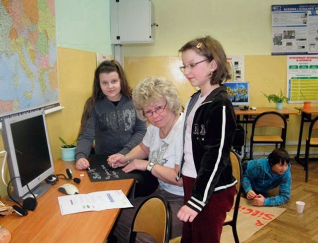Uczniowie trzebińskiej "szóstki" podczas zajęć komputerowych