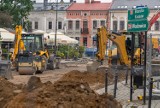 Nowy Sącz. Postęp prac przy przebudowie nawierzchni Rynku [ZDJĘCIA]