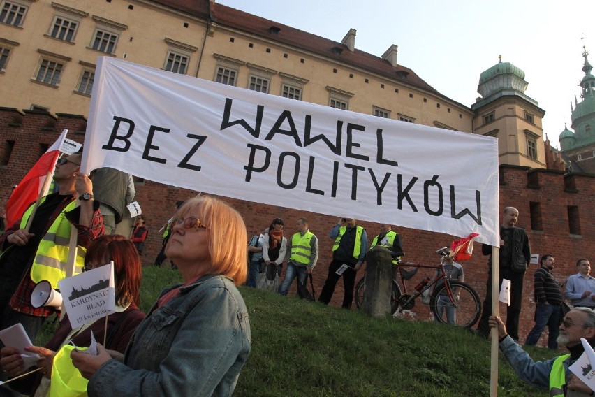 Kraków: rocznica pogrzebu Lecha i Marii Kaczyńskich. Marsz przeciwników [ZDJĘCIA]