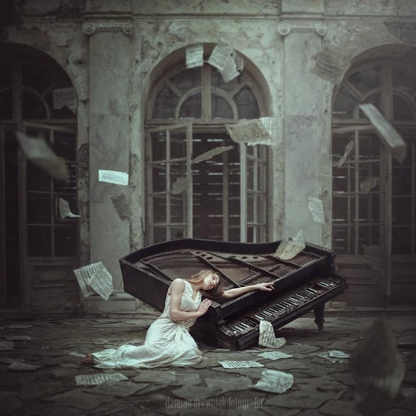 Kobieta przy fortepianie, autor Damian Drewniak