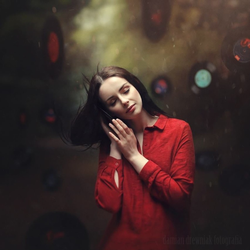 Kobieta w czerwieni, autor zdjęcia Damian Drewniak