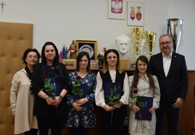 Awanse na wyższy stopień uzyskały cztery nauczycielki w Zduńskiej Woli. Akty mianowania otrzymały w czwartek, 28 grudnia.