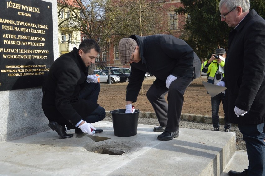 Kapsuła czasu została wmurowana w cokół pomnika Józefa Wybickiego [ZDJĘCIA]