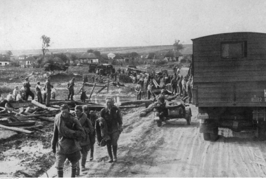 1942 r. Żołnierze radzieccy w drodze do obozu jenieckiego. W...
