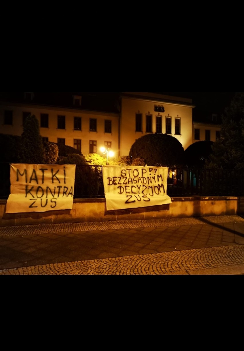 Niemy protest przed ZUS w Legnicy. Ktoś zdjął transparenty [ZDJĘCIA]