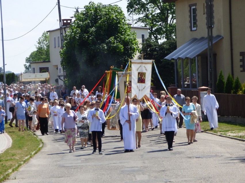 Człuchów. Procesja Bożego Ciała w parafii Matki Bożej Królowej Polski