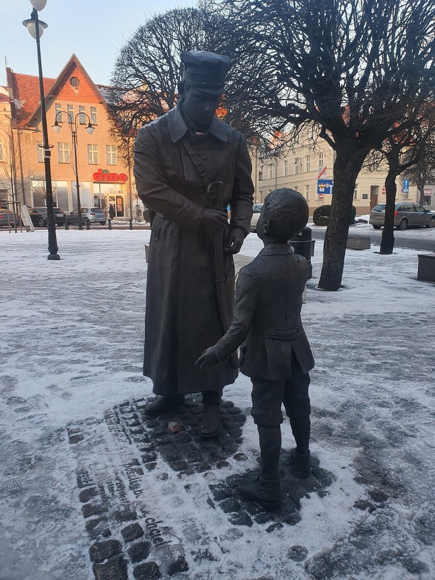 Biało-czerwone kamyczki dobra rozsiane są po całym Pleszewie