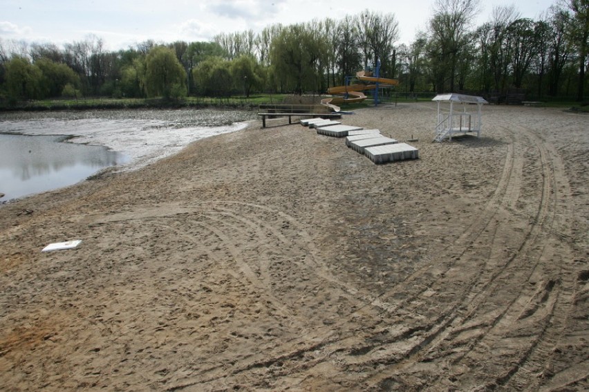 Spuszczanie wody na kąpielisku Kormoran w Legnicy (ZDJĘCIA)