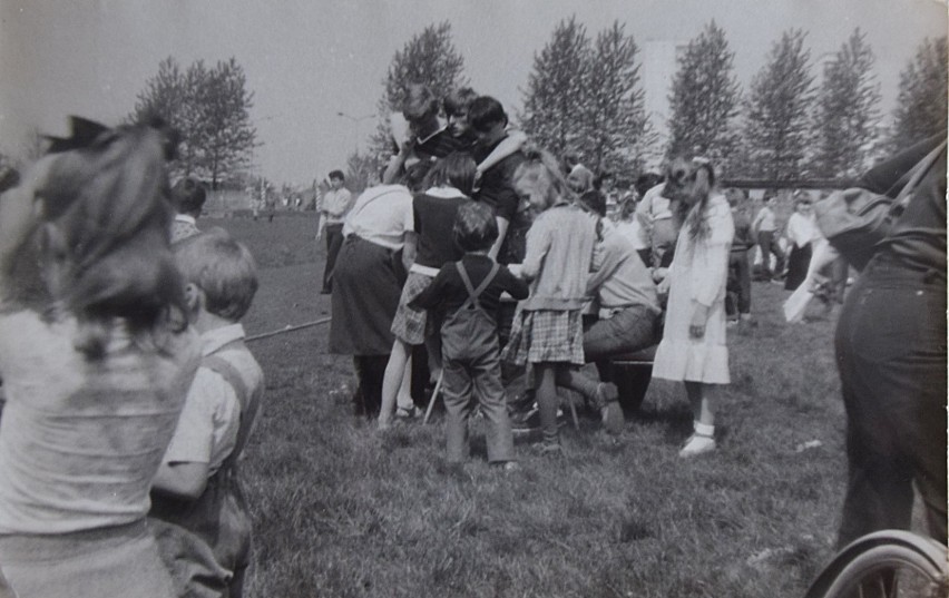 35 lat temu w Stargardzie. Osiedlowa zabawa na boisku trawiastym. Tańce z żołnierzami ZDJĘCIA