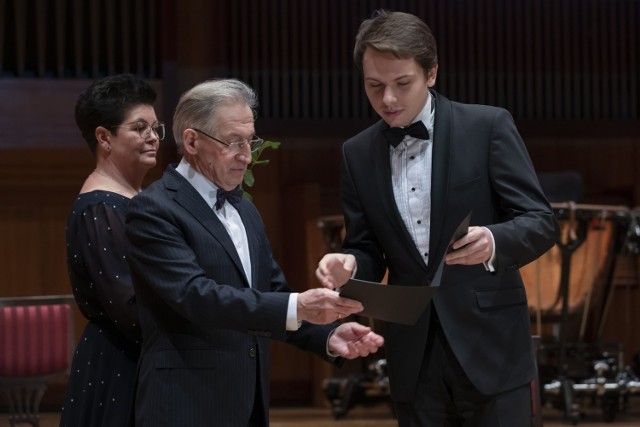 Dyrektor artystyczny konkursu Jan Popis wręcza dyplom Mateuszowi Krzyżowskiemu, laureatowi I nagrody głównej XII Międzynarodowego Konkursu Młodych Pianistów „Arthur Rubinstein in memoriam” w Bydgoszczy