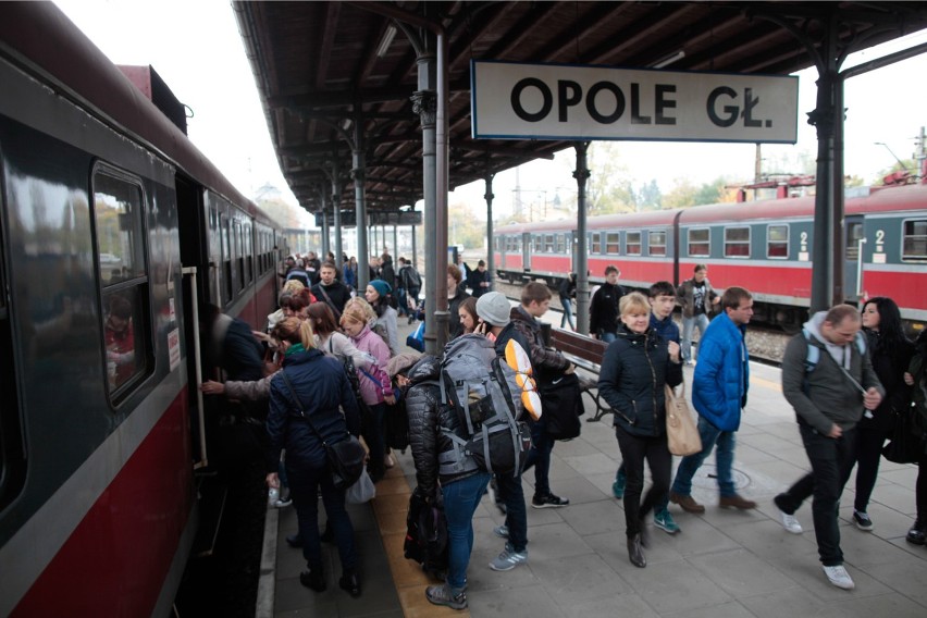 Tablice na stacjach PKP w przyłączonych do Opola...