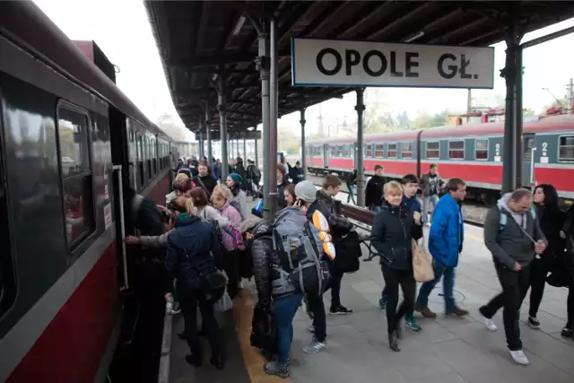 Tablice na stacjach PKP w przyłączonych do Opola miejscowościach zmienione zostaną najwcześniej w 2018 roku.