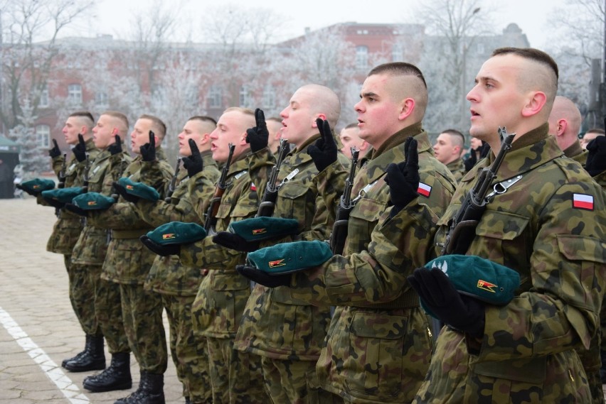 43 elewów złożyło dziś uroczystą przysięgę wojskową w 2....