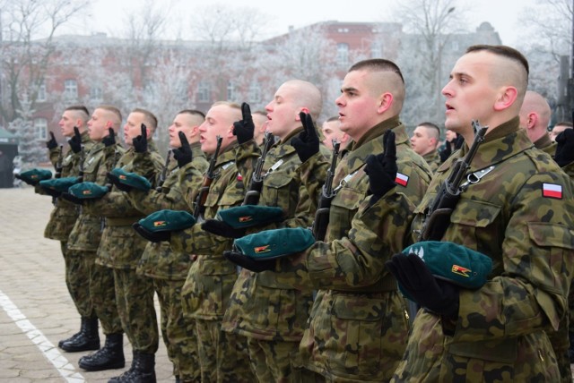 43 elewów złożyło dziś uroczystą przysięgę wojskową w 2. Inowrocławskim Pułku Inżynieryjnym im. gen. Jakuba Jasińskiego.
-&nbsp;W słowach roty przysięgi zawarte są wartości, które zawsze cechowały żołnierza polskiego - mówił do nowo zaprzysiężonych żołnierzy płk Bogdan Prokop, dowódca pułku. 

Przypomniał słowa papieża Jana Pawła II wygłoszone podczas spotkania z wojskiem: "Służba wojskowa jest nie tylko zawodem czy obowiązkiem. Musi być także wewnętrznym nakazem sumienia, nakazem serca. Tradycje wojskowe Polaków poprzez wieki związały służbę wojskową z miłością ojczyzny". 
-&nbsp;Niech te słowa będą waszą dewizą i zobowiązaniem do zaangażowanej oraz odpowiedzialnej służby. Jestem przekonany, że pomni chlubnych tradycji poprzedników z honorem spełniać będziecie swój obywatelski obowiązek - mówił płk Bogdan Prokop.

Tym samym żołnierze zakończyli pierwszy rozdział swojej żołnierskiej edukacji. - W ciągu miesiąca dokonaliście rzeczy bardzo trudnej, zmieniliście się w żołnierzy, którzy myślą nie tylko osobistymi kategoriami, ale potrafią zgodnie działać w określonym zespole ludzkim dla osiągnięcia wspólnego celu - przekonywał dowódca.

W trakcie uroczystości wyróżnieni zostali szeregowi: Łukasz Oleksa, Patryk Binkowski, Kamil Galek i Krystian Muzolf. Listy gratulacyjne otrzymali również ich rodzice. 

Teraz przed żołnierzami pierwsza przepustka. Za kilka dni rozpoczną szkolenia specjalistyczne.