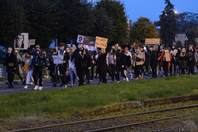 Grudziądz. Sobotni (24 października) protest po o orzeczeniu Trybunału Konstytucyjnego w sprawie aborcji. Uczestnicy spotkali się na Rynku, a następnie przemaszerowali ulicami centrum Grudziądza, aby wrócić na Rynek.