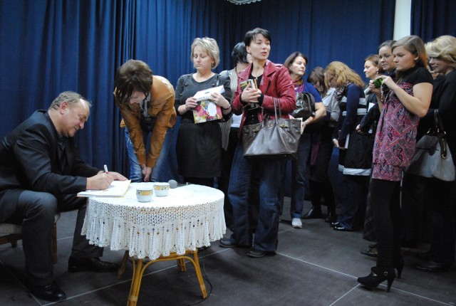 Tłum czytelniczek czekał na autograf Janusza Wiśniewskiego