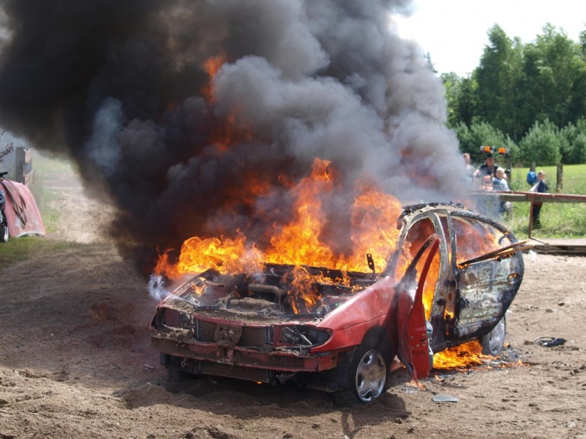 Płonące auto na Płonącym Party w Nowym Dworze