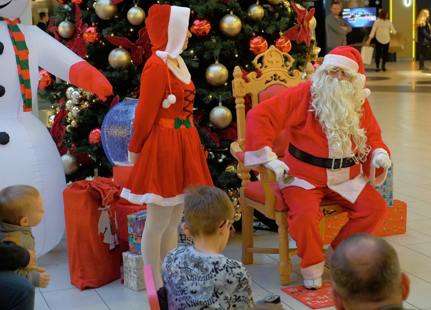 Galerię Sanowa w Przemyślu odwiedził w środę Święty Mikołaj....