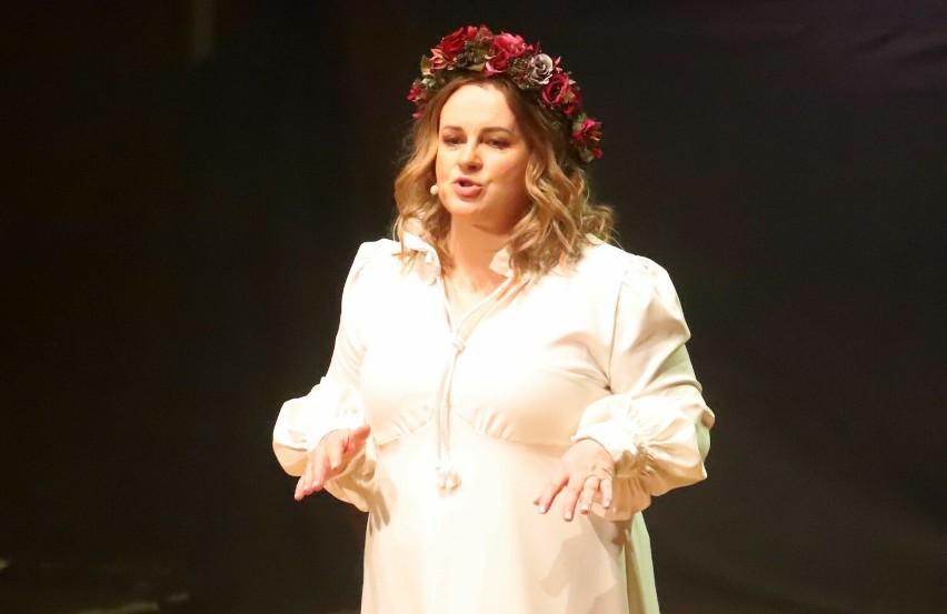 Świetny występ Joanny Kołaczkowskiej w Radomiu. Jej recital "Hrabina Pączek" podbił serca publiczności. Zobacz zdjęcia 